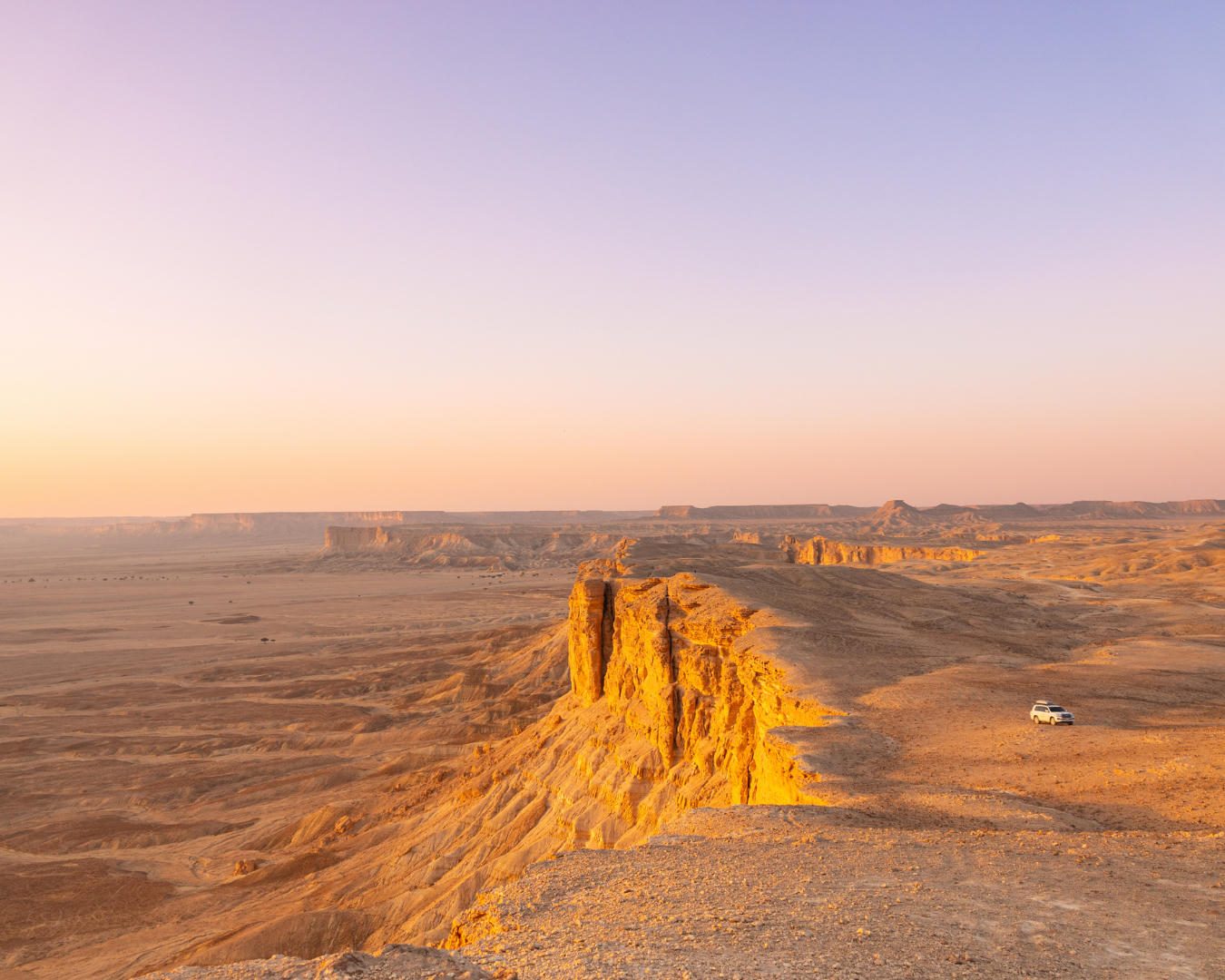 حافة جرف صخري تطل على الصحراء