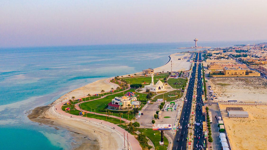 ساحل الخبر وبرج المياه على الخليج