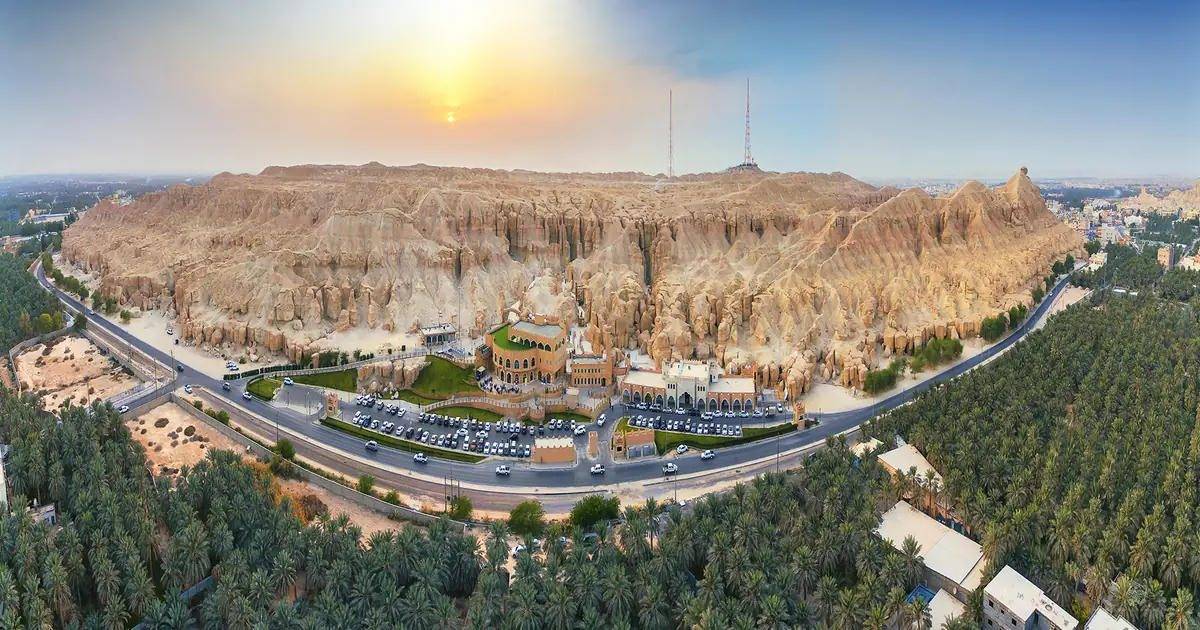 جبل القارة وبساتين النخيل حوله