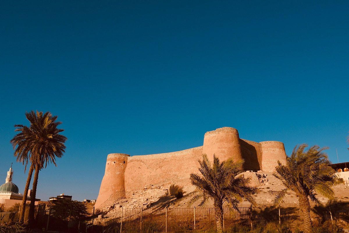 قلعة تاروت الطينية بين النخيل في القطيف